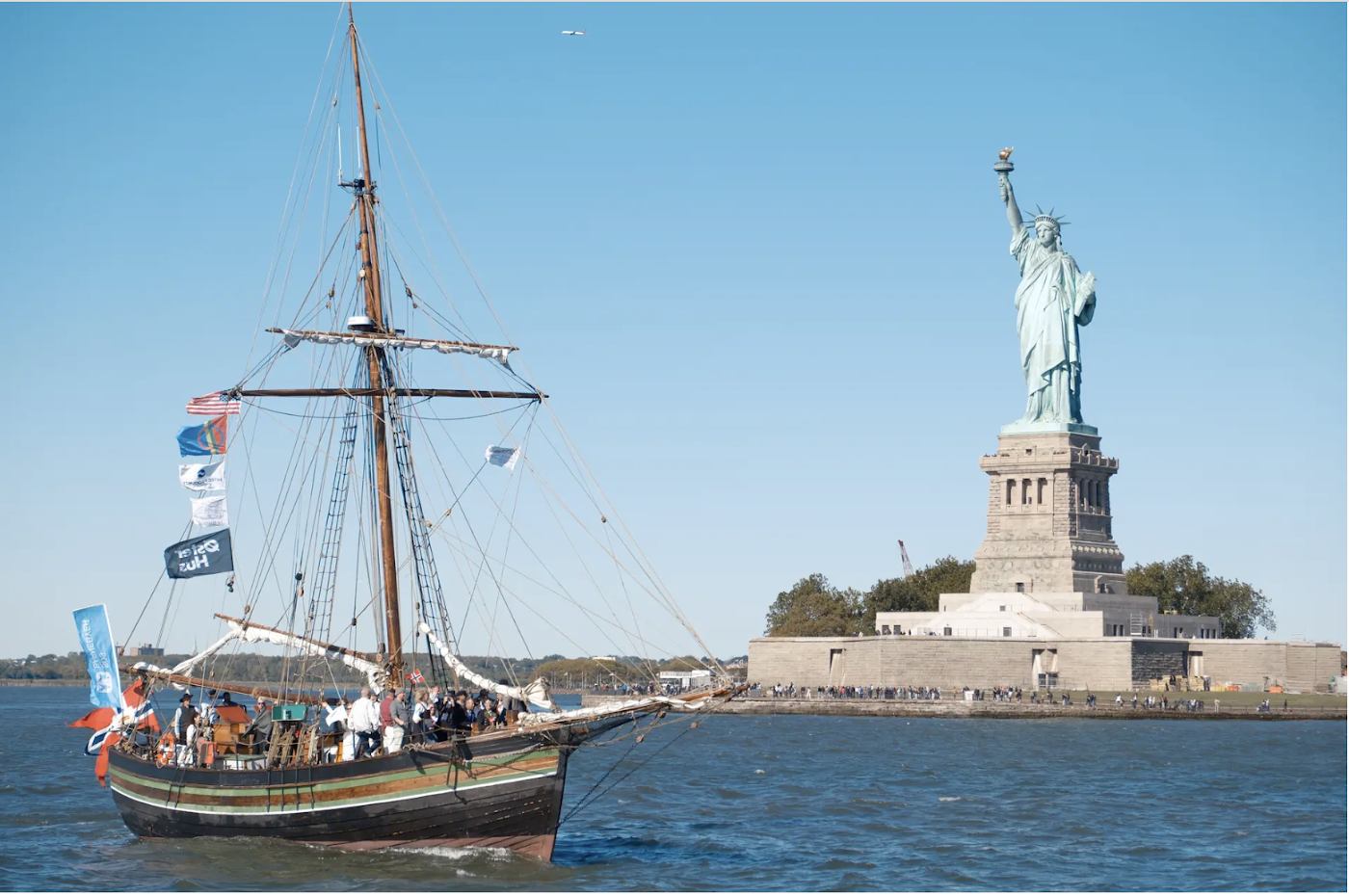 Seilskuta Restauration under seil forbi Frihetsgudinnen i New York